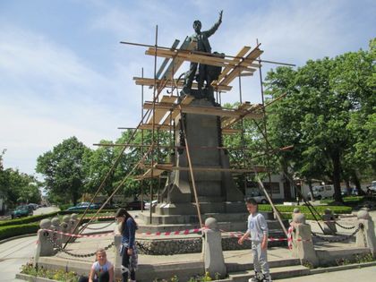 Реставрират паметника на Апостола