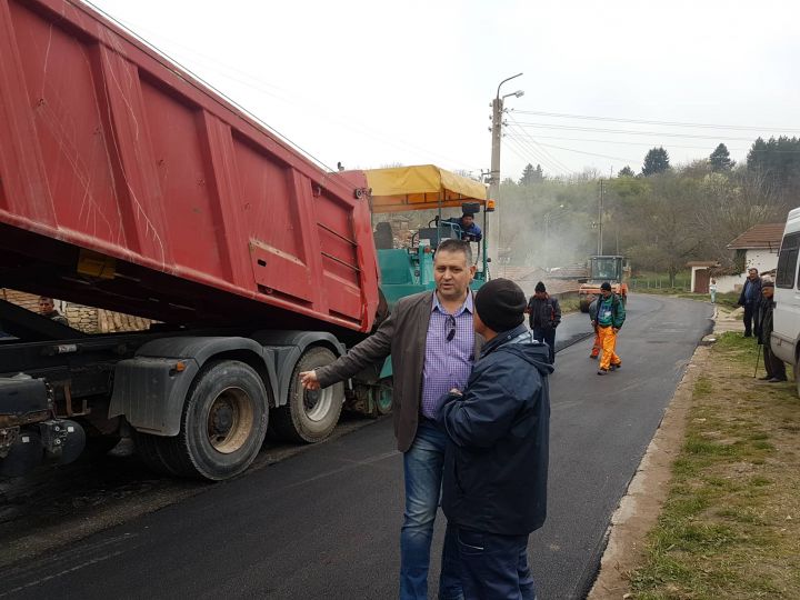 Кметът на Община Разград провери дейностите по асфалтиране в още три села