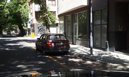 Мъж паркира старата си кола на велоалея