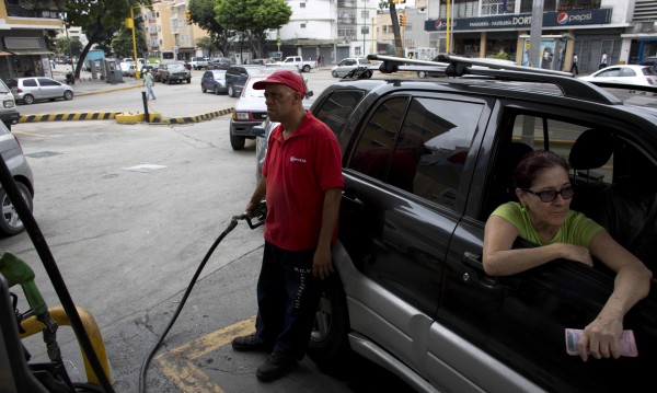 В разбита Венецуела слагат край... на безплатния бензин