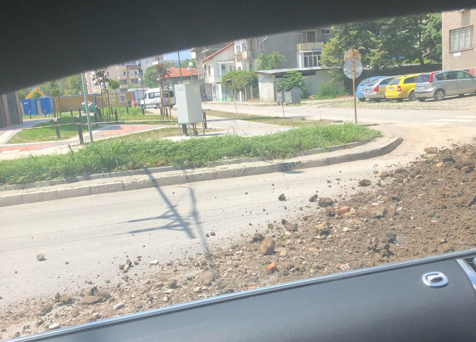 Земна маса се разпиля по бул. 