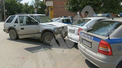 Настаниха в психиатрия британец, блъснал нарочно две патрулки в Търново