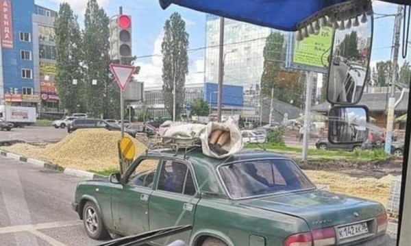 Руснаци превозват мъртвец върху багажника на кола