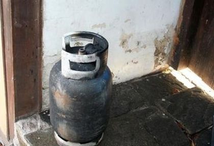 Газова бутилка гръмна в Добрич! Двама берат душа