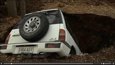Дупка погълна кола с двама души