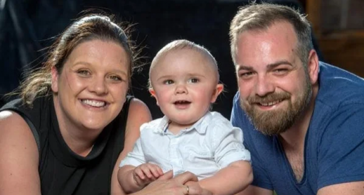 Тази семейна СНИМКА спаси живота на малко бебе!