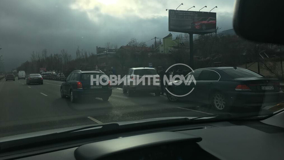 Катастрофа затруднява движението по Околовръстния път в София (СНИМКИ)