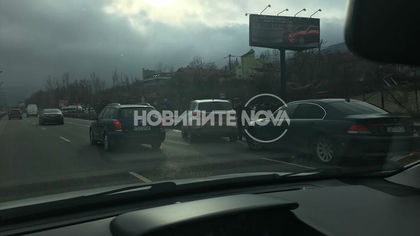 Катастрофа затруднява движението по Околовръстния път в София (СНИМКИ)