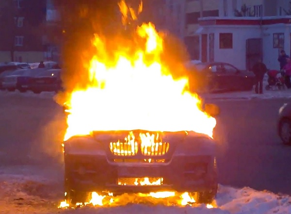 Огнена вендета! Запалиха БМВ-то на айтозлийка във Враца