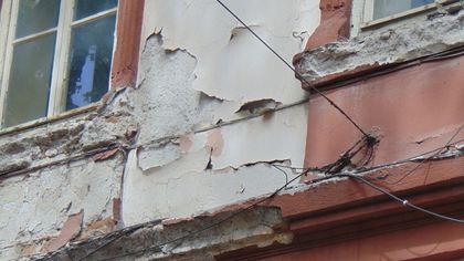 Собственикът на сградата, чиято мазилка удари бебе в количка обвини общината за инцидента