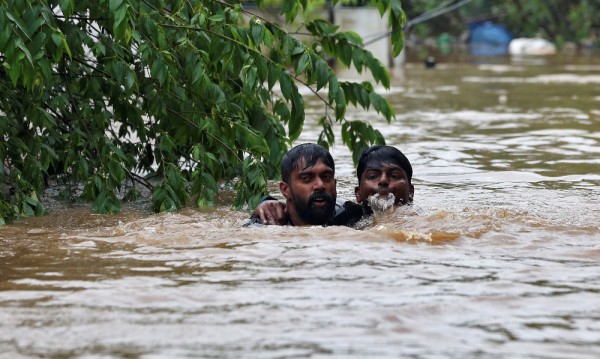 Стотици загинали при тежки наводнения в Индия