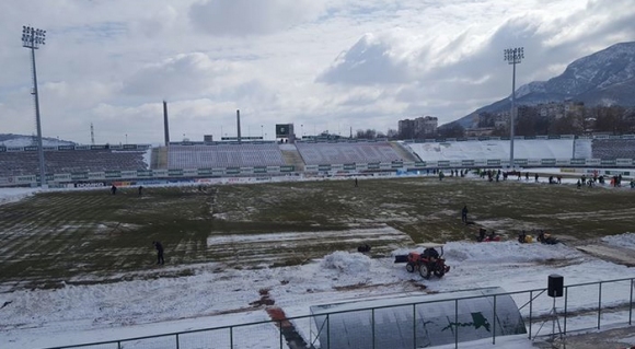 Снегът отложи мач от Първа лига, Ботев (Враца) изчисти стадиона