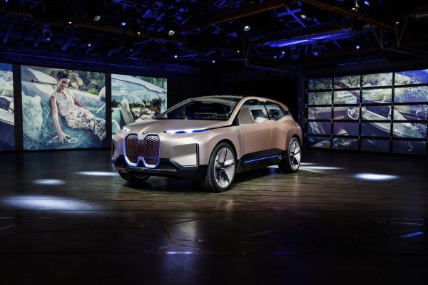 BMW показа как ще се придвижваме в бъдеще Платформата Vision iNEXT отбеляза световната си премиера
