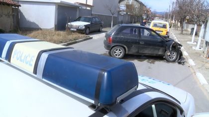 Пиян и неправоспособен шофьор потроши колата си в електрически стълб, още трима с над 2 промила в Пловдивско