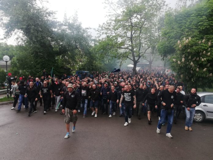 ВИДЕО и СНИМКИ: Феновете на Локо тръгнаха към стадиона, полицията бави част от тях
