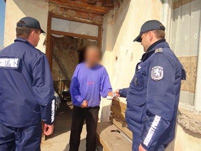 Джебчийка свила пенсията на мъж с увреждания, задържаха я