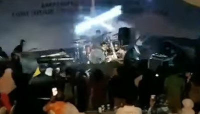 Цунамито в Индонезия помете публика и музиканти на концерт на остров Ява (Видео)