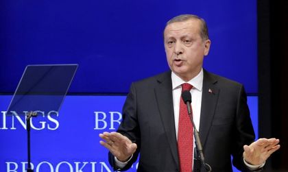 Охраната на Ердоган блъска журналисти във Вашингтон