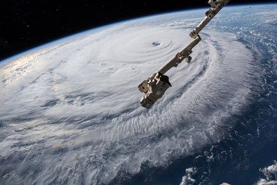 На път към САЩ ураганът Флорънс отслабва леко