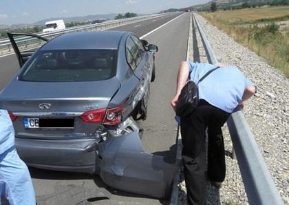 Спукана гума заби кола в мантинела, жена пострада (СНИМКА)