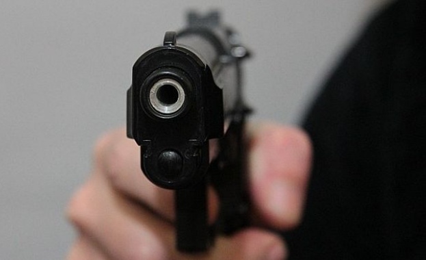 Непознат насочи пистолет срещу момче в Пловдив, но ...