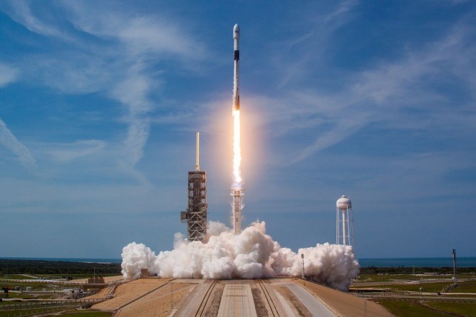 SpaceX ще изведе в космоса праха на 152 мъртъвци