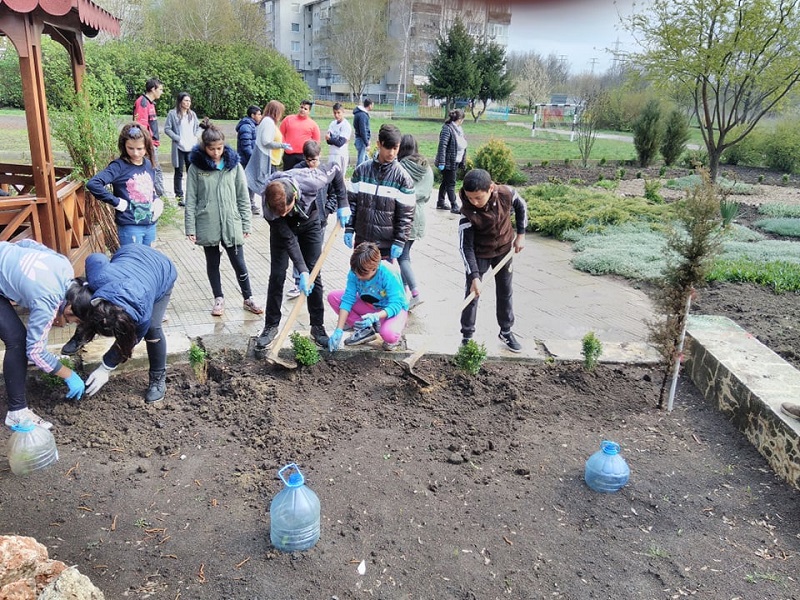 Добрич: Местната комисия за борба срещу противообществените прояви се включи в кампанията за пролетно почистване на града