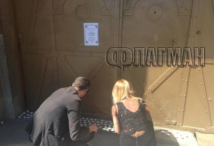 Близки на Горан отрупаха със свещи входа на Бургаския затвор