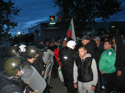 САМО в PlovdivGlas.bg: БЕЗПРЕЦЕДЕНТЕН натиск на полицията върху футболни фенове заради Раднево!