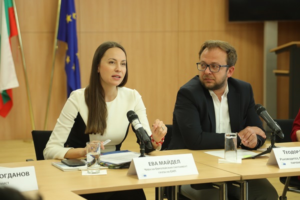 Евродепутатът Ева Майдел (ГЕРБ/ЕНП): Работя за създаване на платформа за мониторинг на таксите за преводи в евро