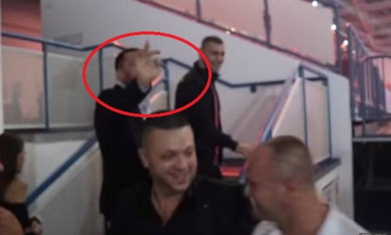 Кобрата навира среден пръст в лицето на... (ВИДЕО 18+)
