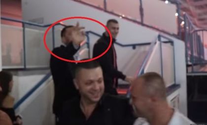 Кобрата навира среден пръст в лицето на... (ВИДЕО 18+)
