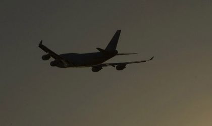 Двама заплашват да взривят либийски самолет