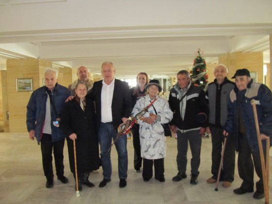 Смолян: Възрастни хора от Дома във Фатово поздравиха кмета Николай Мелемов с настъпването на Новата година и му благодариха за грижите към тях