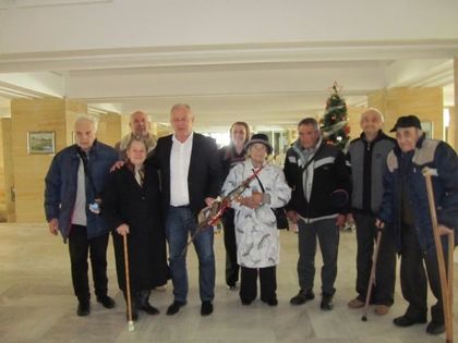 Смолян: Възрастни хора от Дома във Фатово поздравиха кмета Николай Мелемов с настъпването на Новата година и му благодариха за грижите към тях