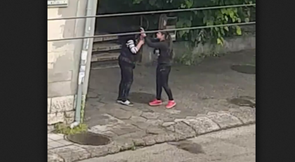 Плевенчанка скуба, блъска и псува майка си на улицата (ВИДЕО)