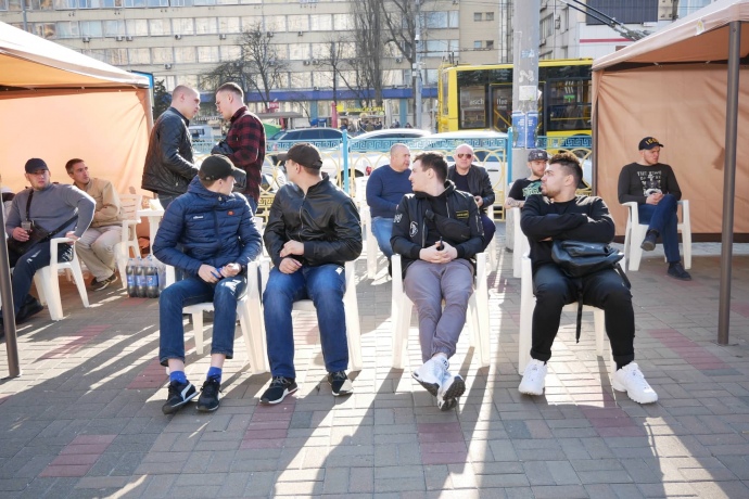 „Украинская правда“: Около централата на ЦИК са се събрали около 250 младежи със спортно телосложение
