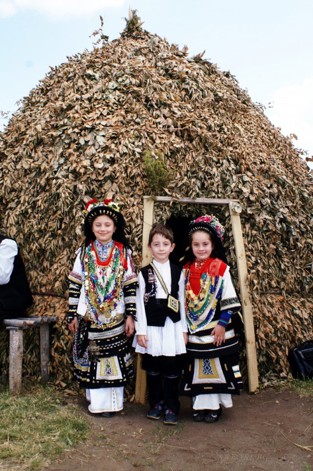 Етнолози заживяват в колиби от храсти с каракачаните