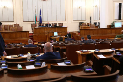 Парламентът развърза кесията, дават 27 млн. лева допълнително на НЗОК