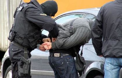 Акция в Пловдив: Маскирани ченгета закопчаха мъж и жена с наркотици в Тракия