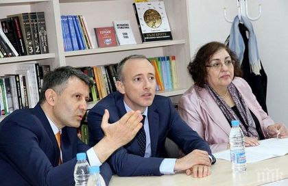Министър Вълчев се потроши посред лято (СНИМКА)