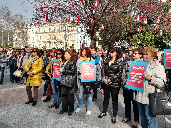 Пловдив: Десетки медицински сестри в Пловдив излязоха на протест пред Общината