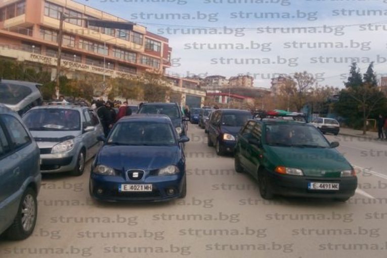Благоевградчани се събраха пред ЮЗУ – Благоевград! 50 автомобила в готовност да тръгнат из града, полицията повече от протестиращите