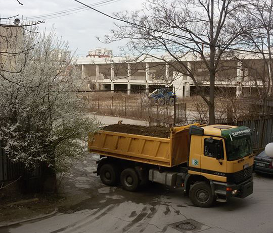 Върви почистването и зад Южната трибуна на Колежа СНИМКА