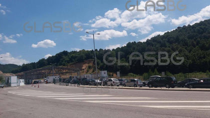 Сигнал от читател на Glas.bg: 2 часа в километрична опашка до ГКПП Маказа! СНИМКИ и ВИДЕО