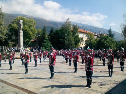 Вдигат заплатите в армията със стотачка, ама догодина