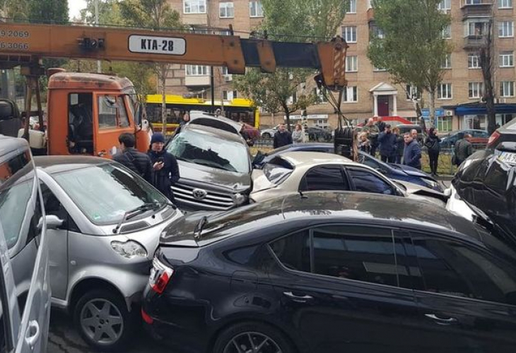 Страшно: Автокран остана без спирачки и смачка 19 автомобила (СНИМКИ/ВИДЕО)