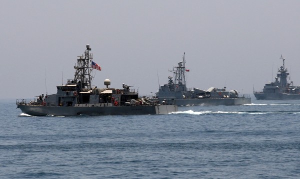 Американски боен кораб се сблъска с търговски край Япония