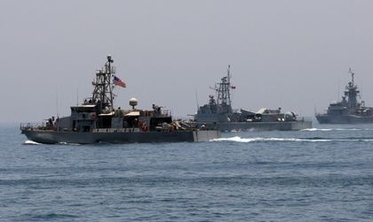 Американски боен кораб се сблъска с търговски край Япония