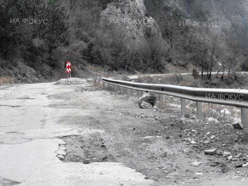 Сливен: Заради свлачище е затворена едната лента в участък от прохода Твърдица – Елена
